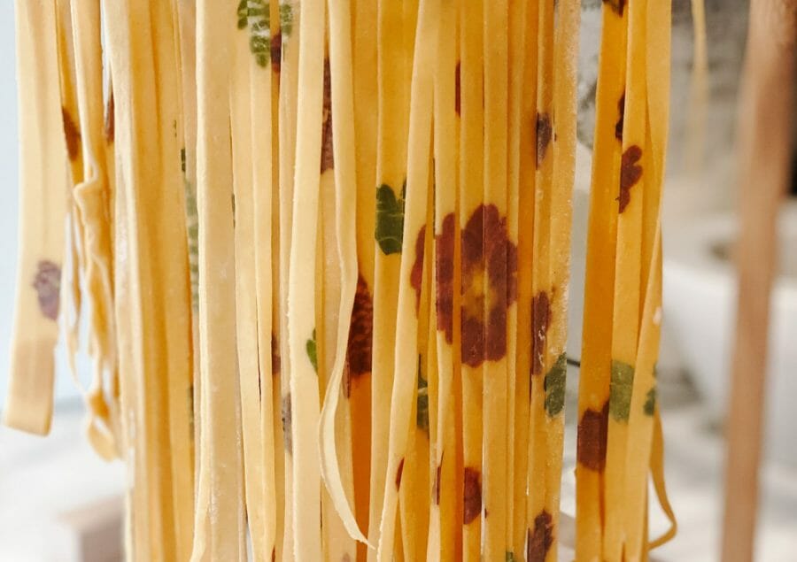 edible flowers pasta
